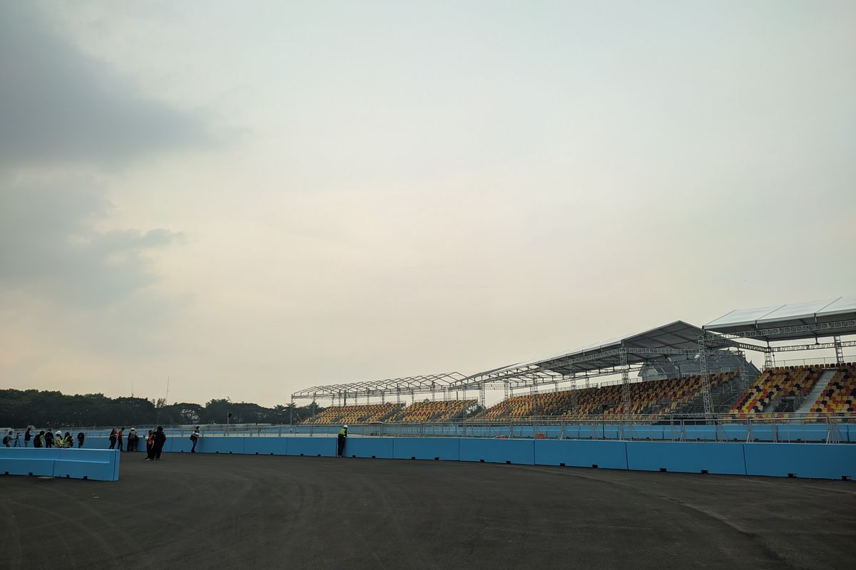 Bangunan tribun penonton bagian timur sirkuit Formula E Jakarta, Ancol, Jakarta Utara, Kamis (19/5/2022).