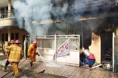 Rumah di Kawasan Padat Penduduk Terbakar, 4 Kendaraan Damkarla Gresik Diturunkan