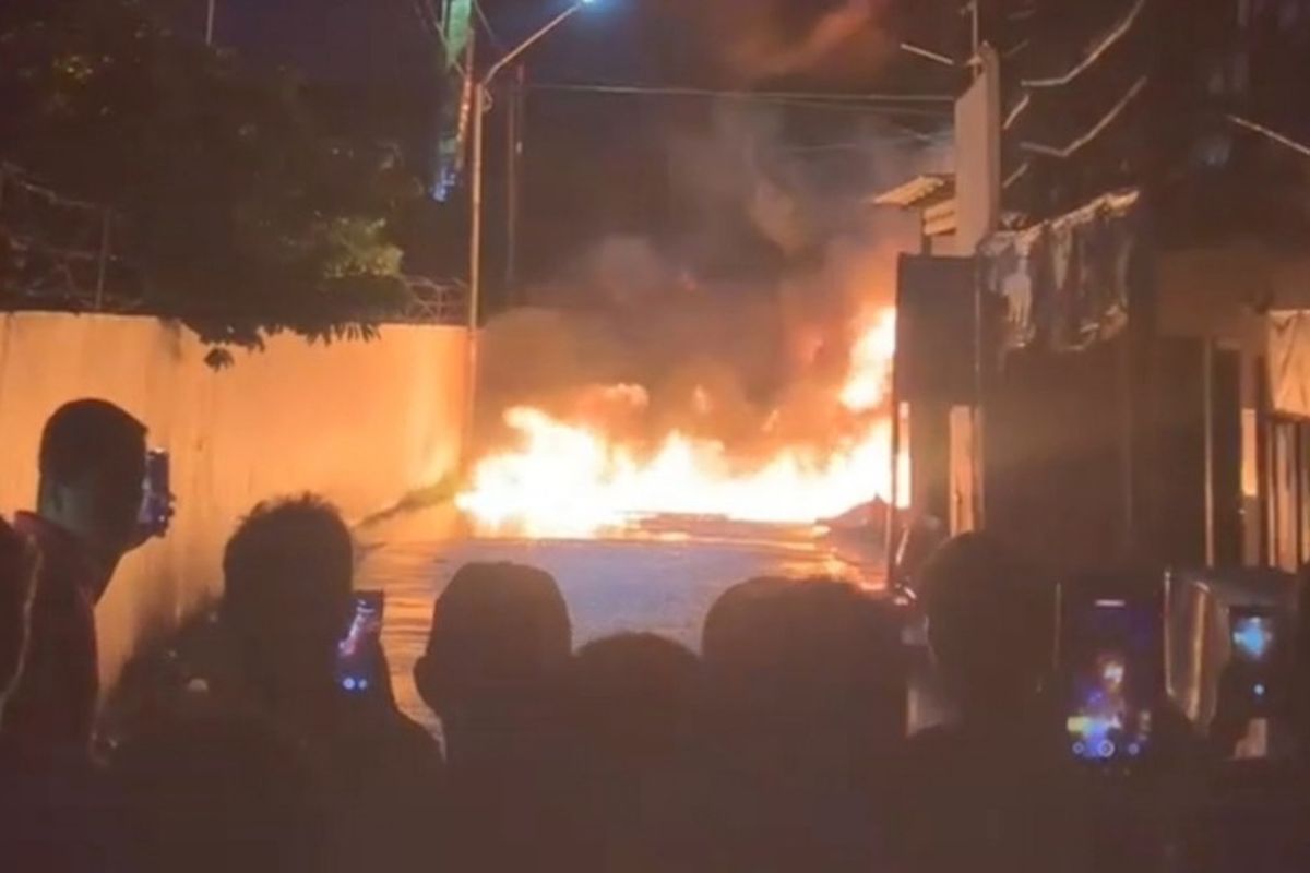 Sebuah gudang yang diduga menjadi tempat penyimpanan sementara Bahan Bakar Minyak BBM jenis solar yang berada di pantura Desa Klampok, Kecamatan Wanasari, Kabupaten Brebes terbakar, Sabtu (22/3/2025).