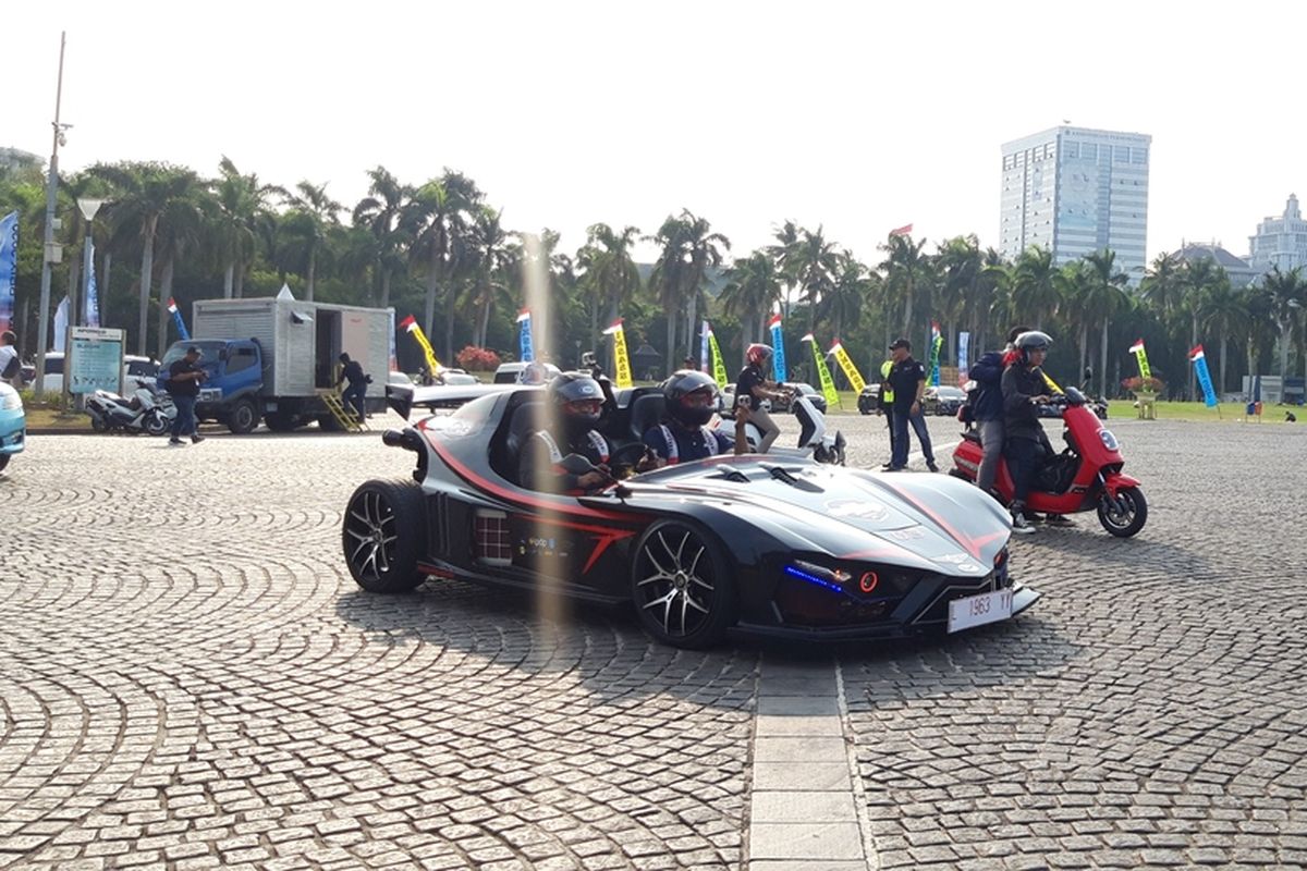 Mobil-mobil listrik yang tiba di Monas dari jenis BMW i8 roadster, e-blue bird BYD E6, gesits, selis, dan mobil listrik dari ITS, Jumat (20/9/2019)