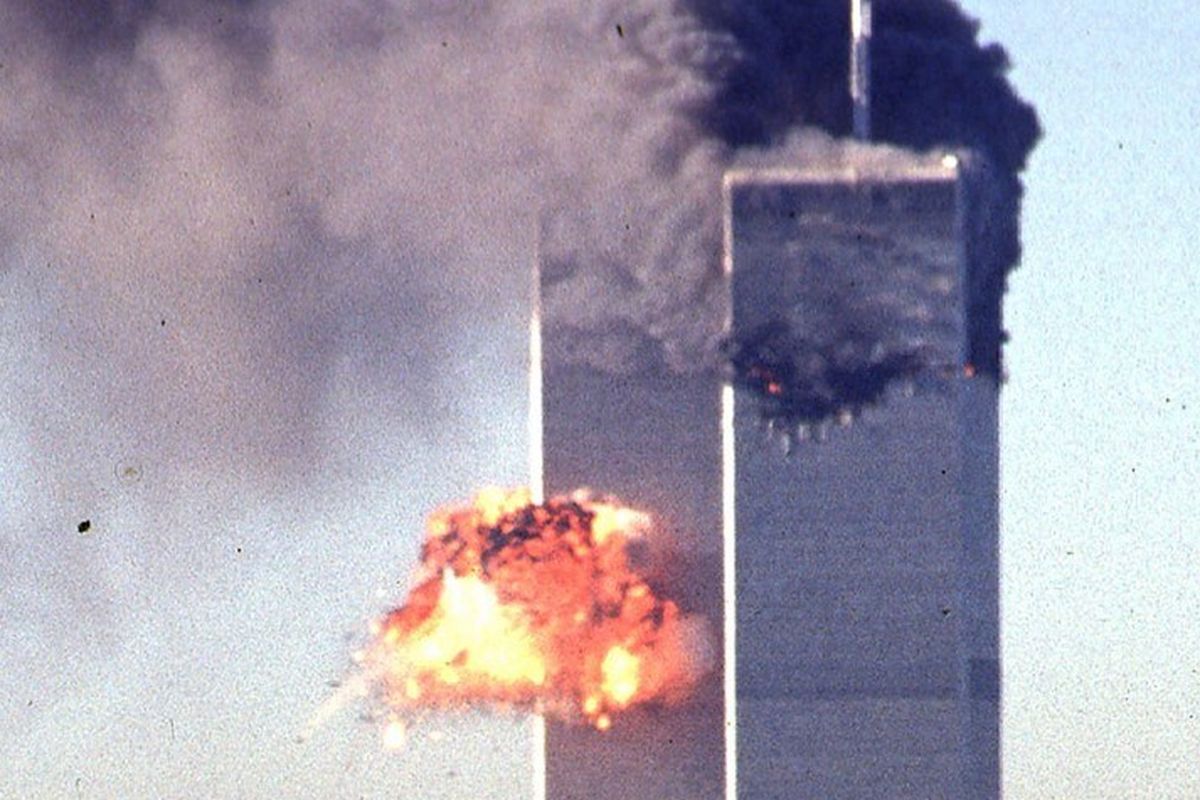 Sebuah pesawat komersial yang dibajak menabrak gedung World Trade Center pada 11 September 2001 di New York.