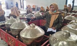 Berikan Bantuan Gamelan, Ganjar Dibuatkan Tembang Khusus oleh Seniman Temanggung