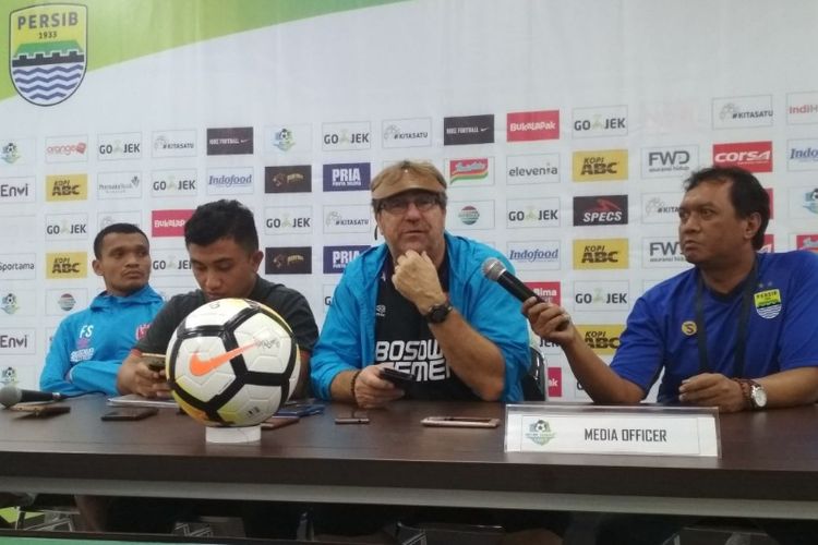 Pelatih PSM Makassar Robert Rene Alberts bersama striker Ferdinand Sinaga saat memberikan keterangan kepada awak media usai laga kontra Persib Bandung di stadion Gelora Bandung Lautan Api, Rabu (23/5/2018) malam. 