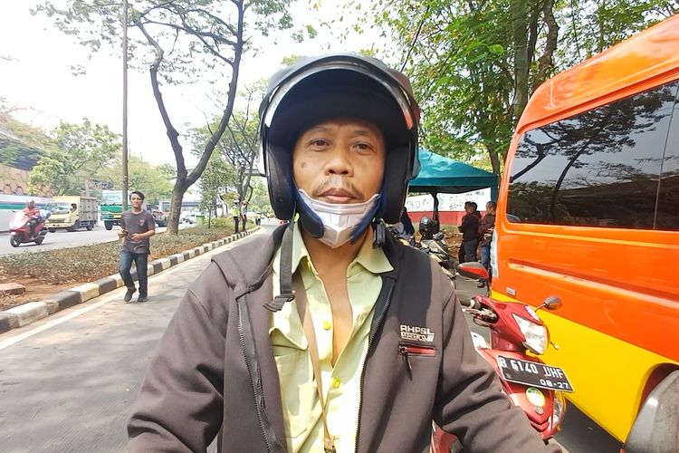 Pengendara motor bernama Agus (50) saat ditemui di Jalan Lodan Raya, Ancol, Pademangan, Jakarta Utara, Rabu (1/11/2023).