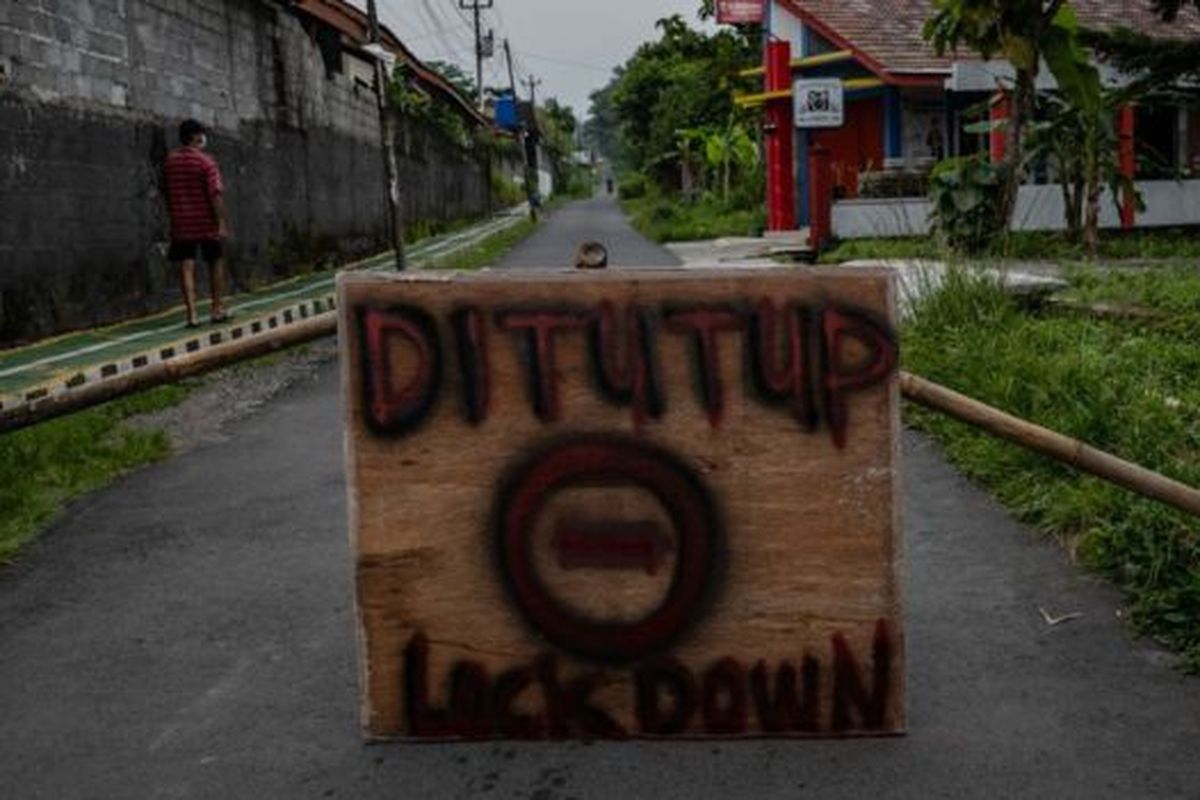 Alih-alih menempuh kebijakan karantina wilayah, atau lockdown, seperti desakan berbagai pihak, Presiden Joko Widodo memilih kebijakan pembatasan sosial berskala besar untuk menangani wabah Covid-19. 