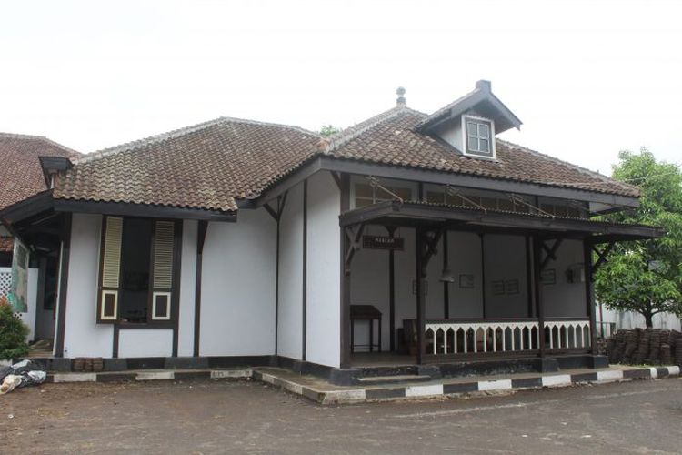 Gedung pegadaian pertama di Indonesia ada di Sukabumi, Jawa Barat. Sumber foto Balai Pelestarian Cagar Budaya Banten. 
