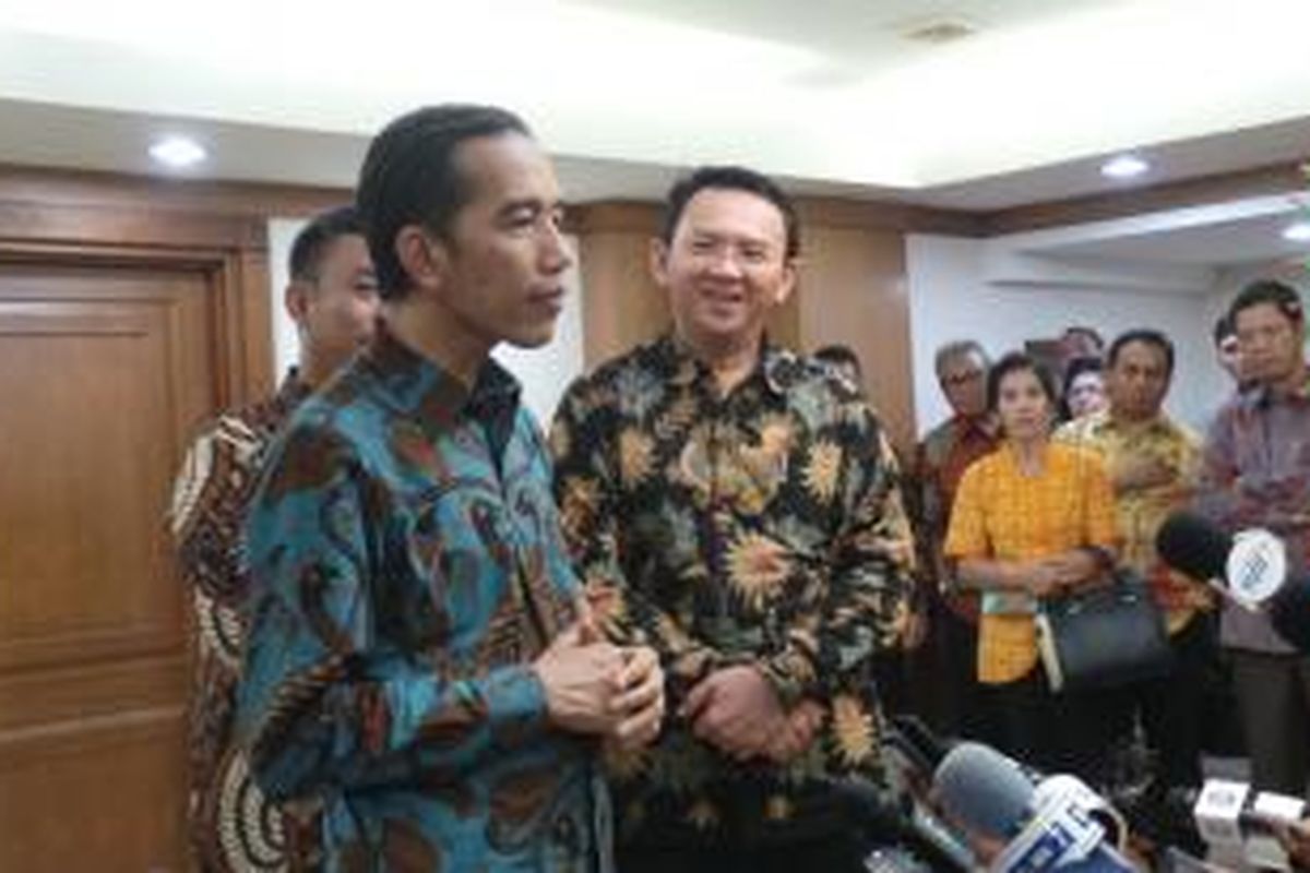 Presiden Terpilih Joko Widodo (kiri) bersama Pelaksana Tugas (Plt) Gubernur DKI Jakarta Basuki Tjahaja Purnama (kanan) dan Ketua DPRD DKI Jakarta Prasetyo Edi Marsudi (belakang), di acara rembug RT/RW, Jakarta, Kamis (16/10/2014).