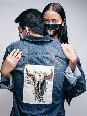 Jaket denim dalam koleksi Purana x Agan Harahap ini bisa dipakai oleh pria atau wanita.