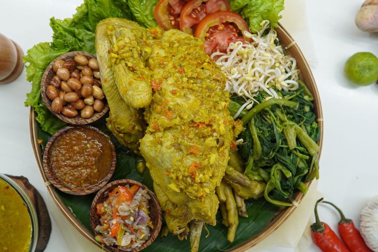 Ayam betutu khas Jembrana lengkap dengan sayur, kacang, sambal terasi, dan sambal matah, Rabu (21/9/2022). 
