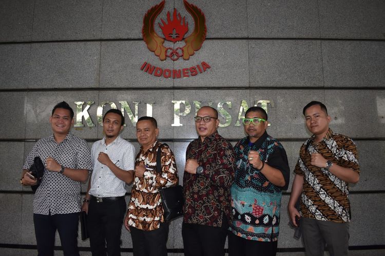 Tim penggugat Munas PP Perbasi mendatangi Kantor KONI Pusat di Senayan, Jakarta, Selasa (26/11/2019).
