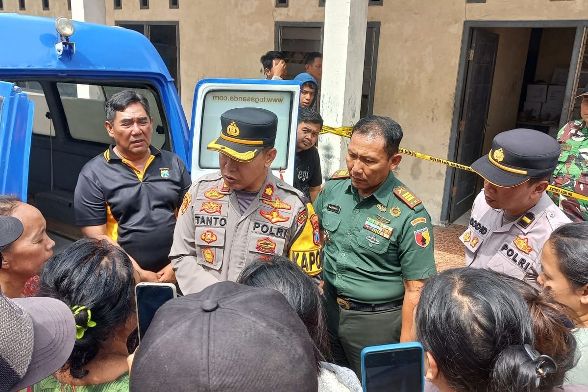 Polisi melakukan olah TKP di mes PT SB Kecamatan Sumbersari Kabupaten Jember, Jum'at (22/8/2025).