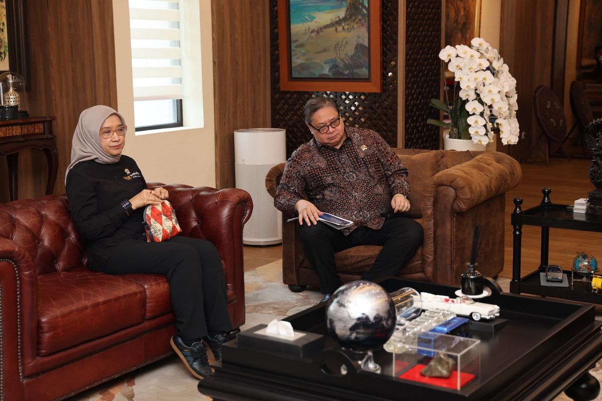 Menteri Pendayagunaan Aparatur Negara dan Reformasi Birokrasi (PANRB) Rini Widyantini dan Menteri Koordinator (Menko) Bidang Perekonomian Airlangga Hartarto dalam Rapat Koordinasi Terbatas Evaluasi Kebijakan Transformasi Budaya Kerja di Kantor Kemenko Perekonomian, Jakarta, Selasa (26/5/2026).
