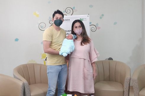 Istri Akui Andrew Andika Lebih Jago soal Gendong dan Ganti Popok Bayi