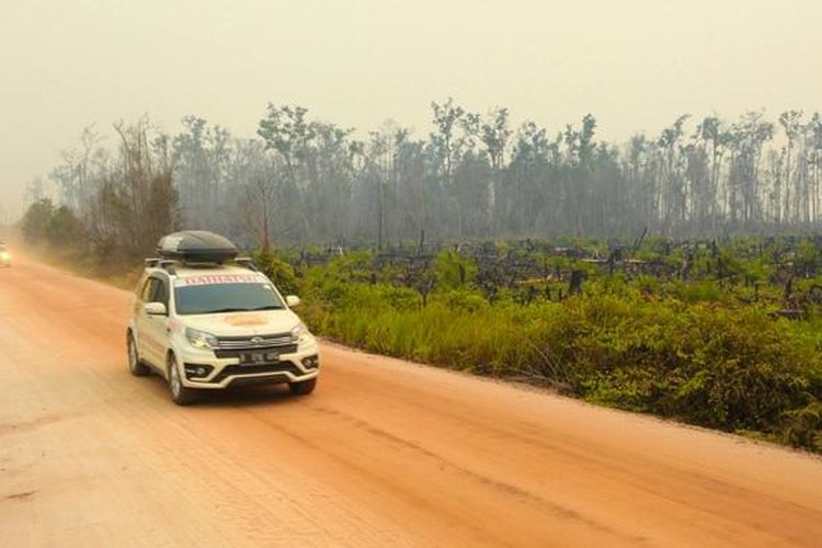 Trans Kalimantan dengan karakter jalur beragam, mulai dari lurus, berkelok, aspal, tanah, dilibas rombongan.