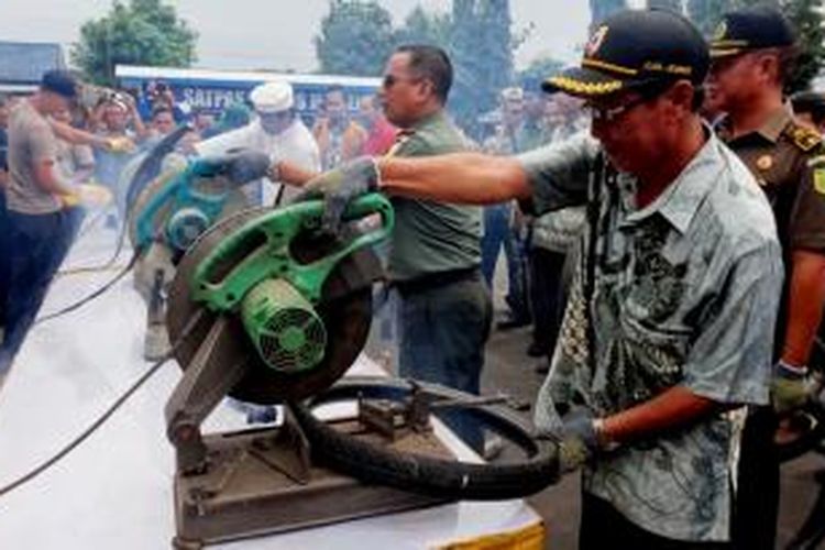 Menjelang pelaksanaan kampanye terbuka, Kepolisian Resort (Polres) Jember, Jawa Timur, bersama Jajaran Forum Pimpinan Daerah (Forpimda) setempat, memusnahkan ribuan ban kecil dan knalpot bising, Jumat (14/3/2014)
