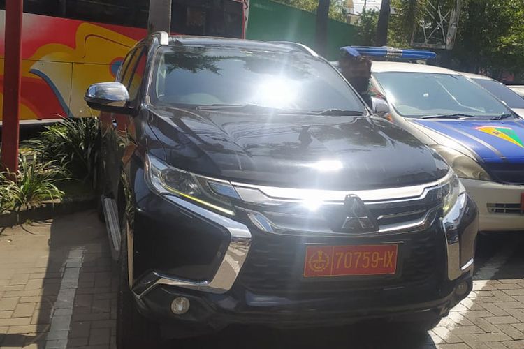 Mobil Mitsubishi Pajero sport milik Mochammad Bashori, yang dipasangi menggunakan plat nomor kendaraan kedinasan TNI.