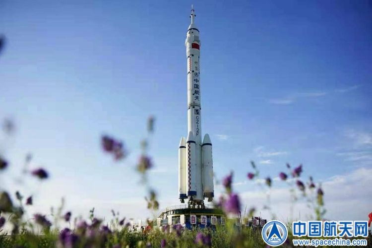 Roket Long March 2F yang akan meluncurkan misi astronot Shenzhou 12 China ke stasiun ruang angkasa baru negara itu diluncurkan ke landasan peluncurannya. (Kredit gambar: CASC) 