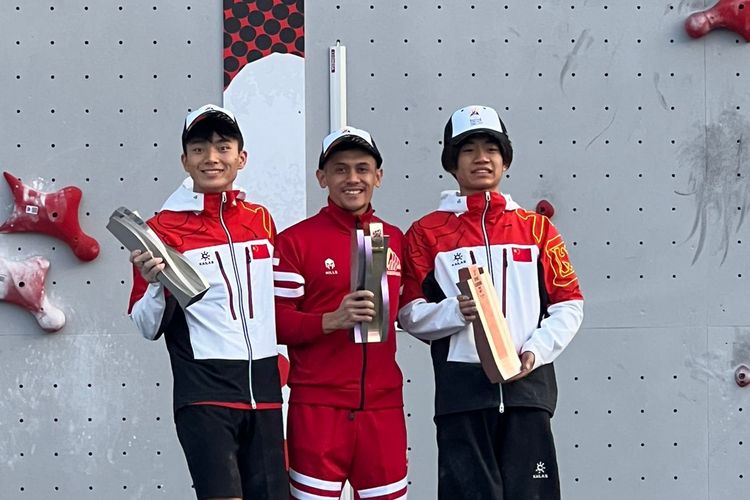 Veddriq Leonardo (tengah) menjadi juara IFSC Climbing Olympic Qualifier Shanghai, Sabtu (18/5/2024). 
