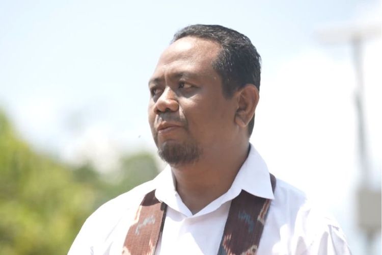 Kepala Desa Watuhadang Rihart Watuwaya. 