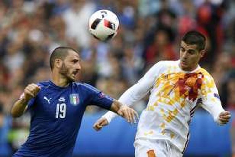 Pemain belakang Italia, Leonardo Bonucci (kiri), berduel dengan striker Spanyol, Alvaro Morata, pada pertandingan babak 16 besar Piala Eropa 2016 di Stadion Stade de France, Saint-Denis, Senin (27/6/2016). Italia menang 2-0.