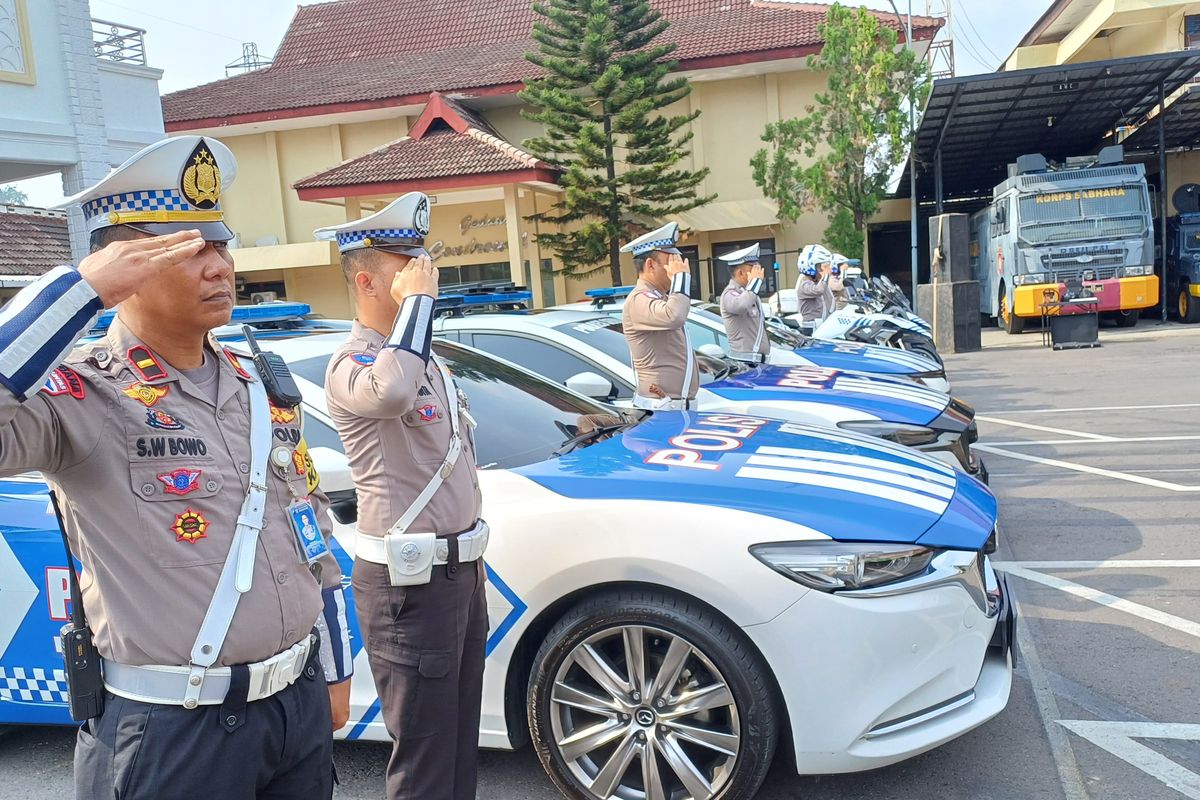 Personel Satlantas Polres Semarang siap melaksanakan Operasi Zebra Candi 2024 demi pengamanan suksesi kepemimpinan nasional