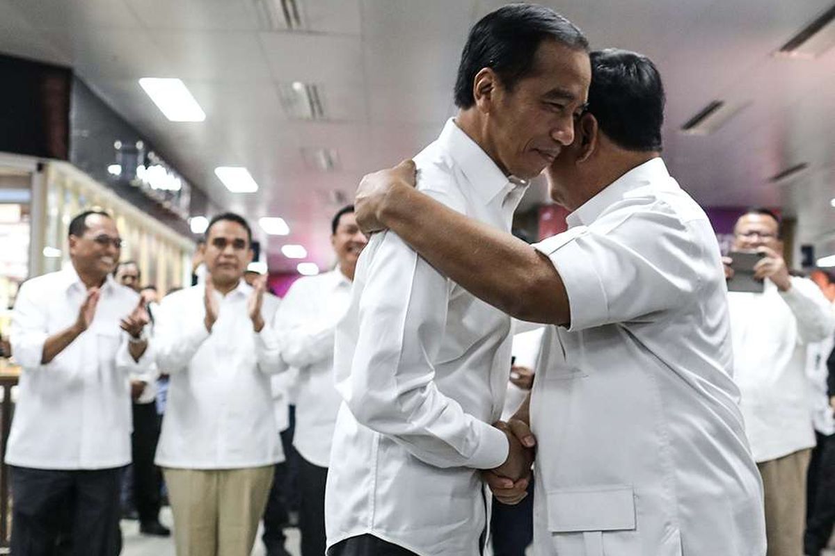 Presiden Joko Widodo dan Ketua Umum Partai Gerindra, Prabowo Subianto memberikan keterangan pers di Stasiun MRT Senayan, Jakarta Pusat, Sabtu (13/7/2019). Kedua kontestan dalam Pemilihan Umum Presiden dan Wakil Presiden tahun 2019 lalu ini bertemu di Stasiun MRT Lebak Bulus dan selanjutnya naik MRT dan diakhiri dengan makan siang bersama.