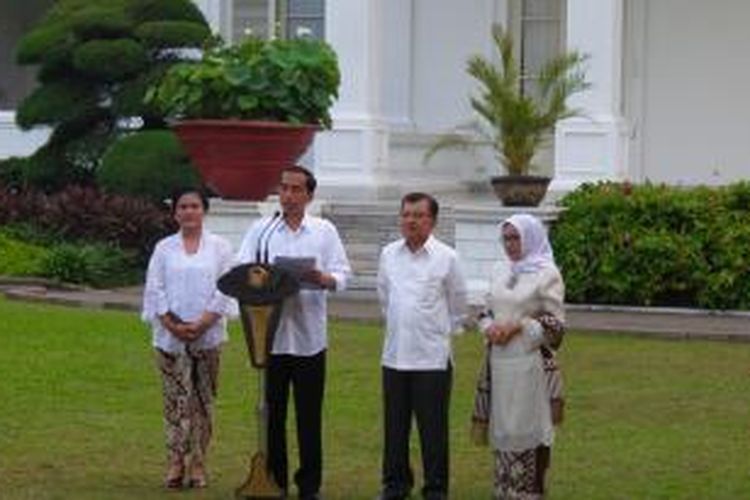 Presiden Joko Widodo didampingi Wakil Presiden Jusuf Kalla mengumumkan susunan Kabinet Kerja yang akan bertugas membantu pemerintah dalam lima tahun mendatang, Minggu (26/10/2014), di Istana Negara, Jakarta.