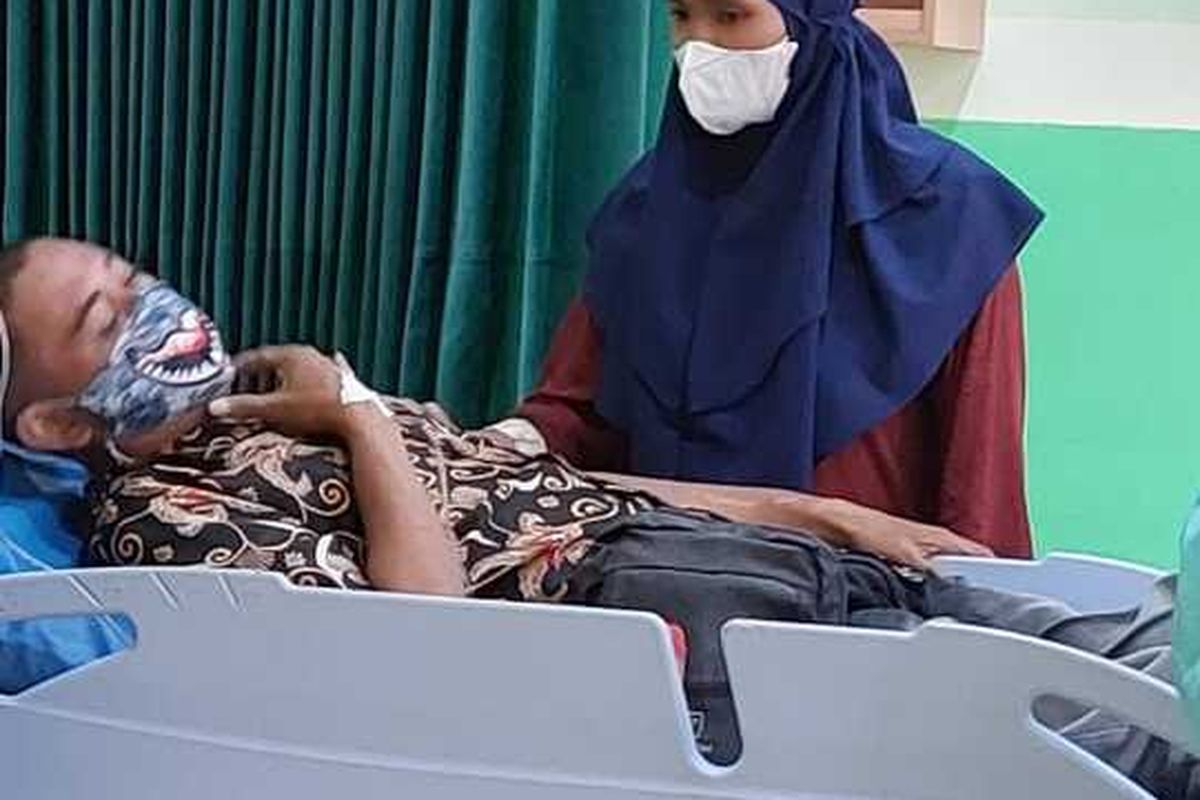 Salah Satu Siswa Saat dibawa Ke Puskesmas Seninan Seusai Makan Nasi Goreng Murah,