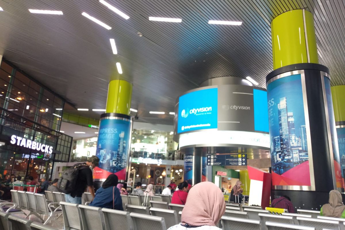 Suasana Stasiun Gambir, menjelang Tahun Baru Imlek terpantau kondusif dan terlihat tidak ada penumpukan, Minggu (30/1/2022).