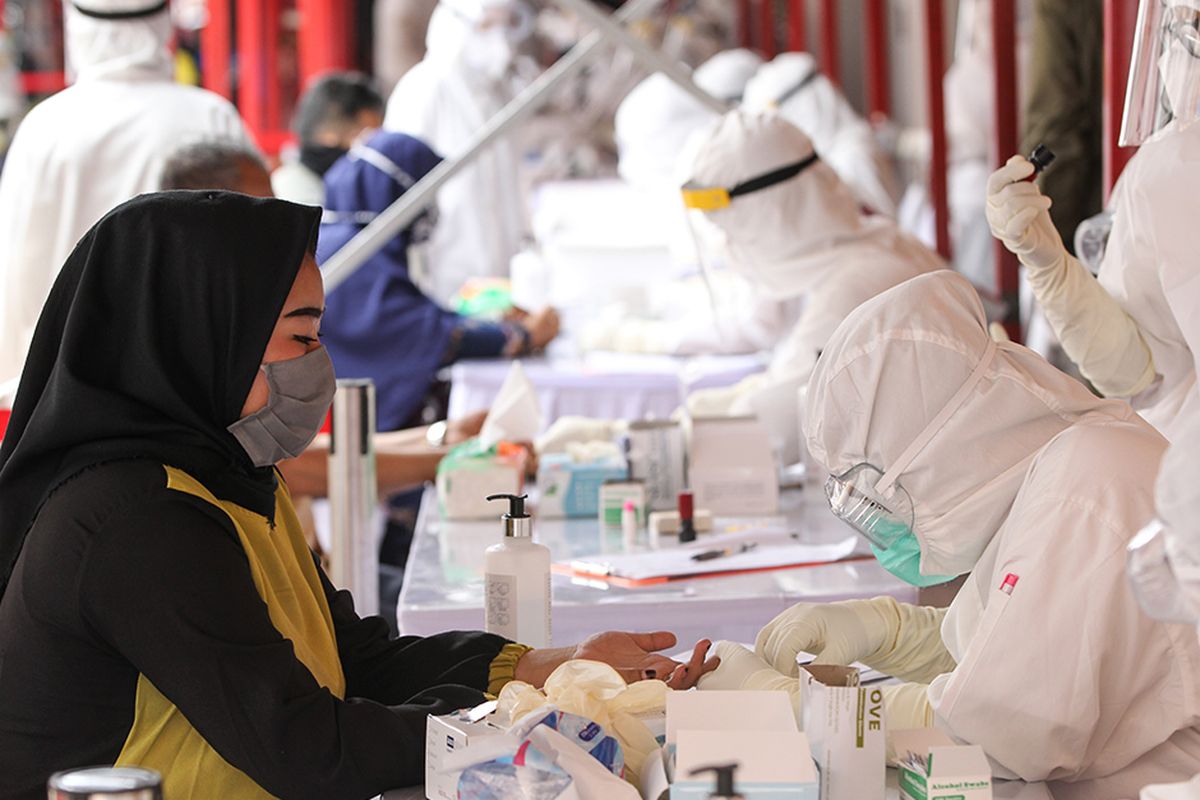 Warga mengikuti rapid test covid-19 massal yang digelar Badan Intelijen Negara di Pasar Bogor, Senin (11/5/2020). Sebanyak 500 orang warga mengikuti rapid test ini guna mencegah penyebaran virus corona.