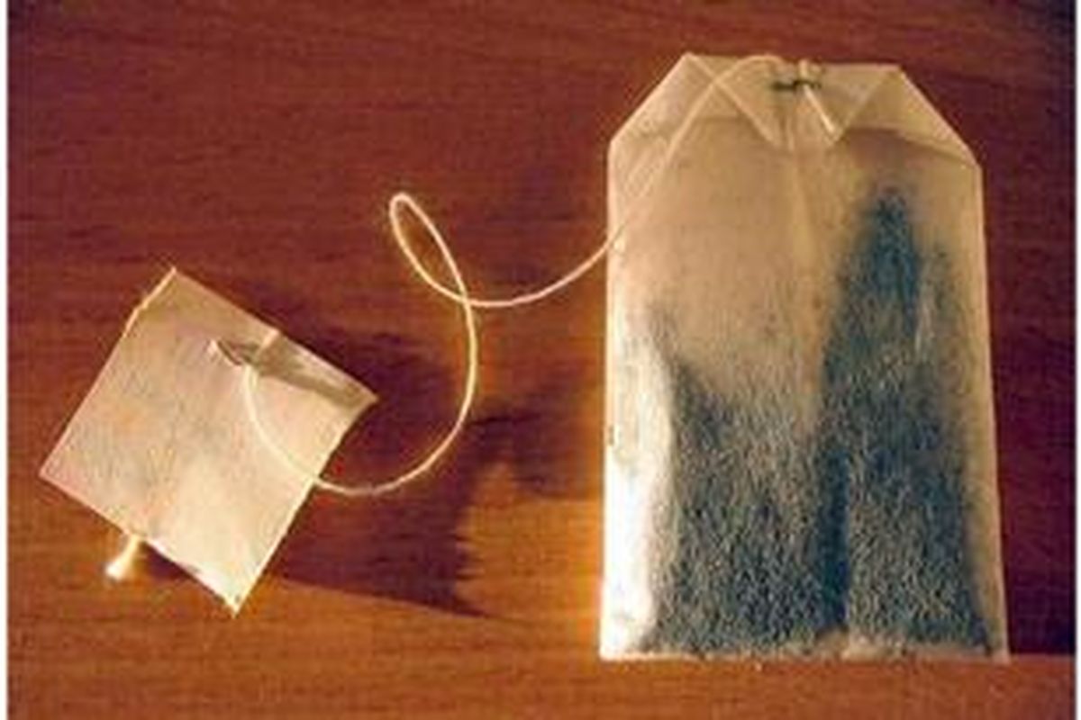 Jangan buang kantong teh yang sudah tak terpakai, karena masih bisa dimanfaatkan untuk hal-hal lain.