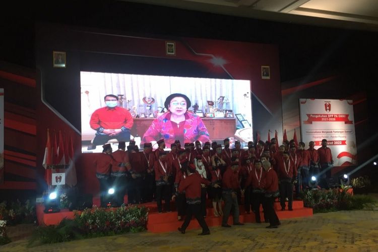Presiden ke-5 RI Megawati Soekarnoputri saat mengukuhkan Dewan Pimpinan Pusat (DPP) Persatuan Alumni Geralan Mahasiswa Nasional Indonesia (PA GMNI) periode 2021-2026 pada Sabtu (26/3/2022).