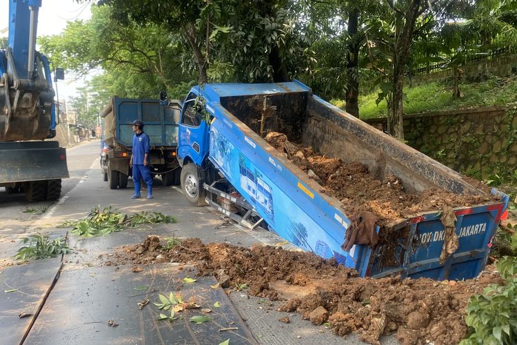 Detik-detik Truk Sudin SDA Terperosok di Jalan Amblas Lenteng Agung