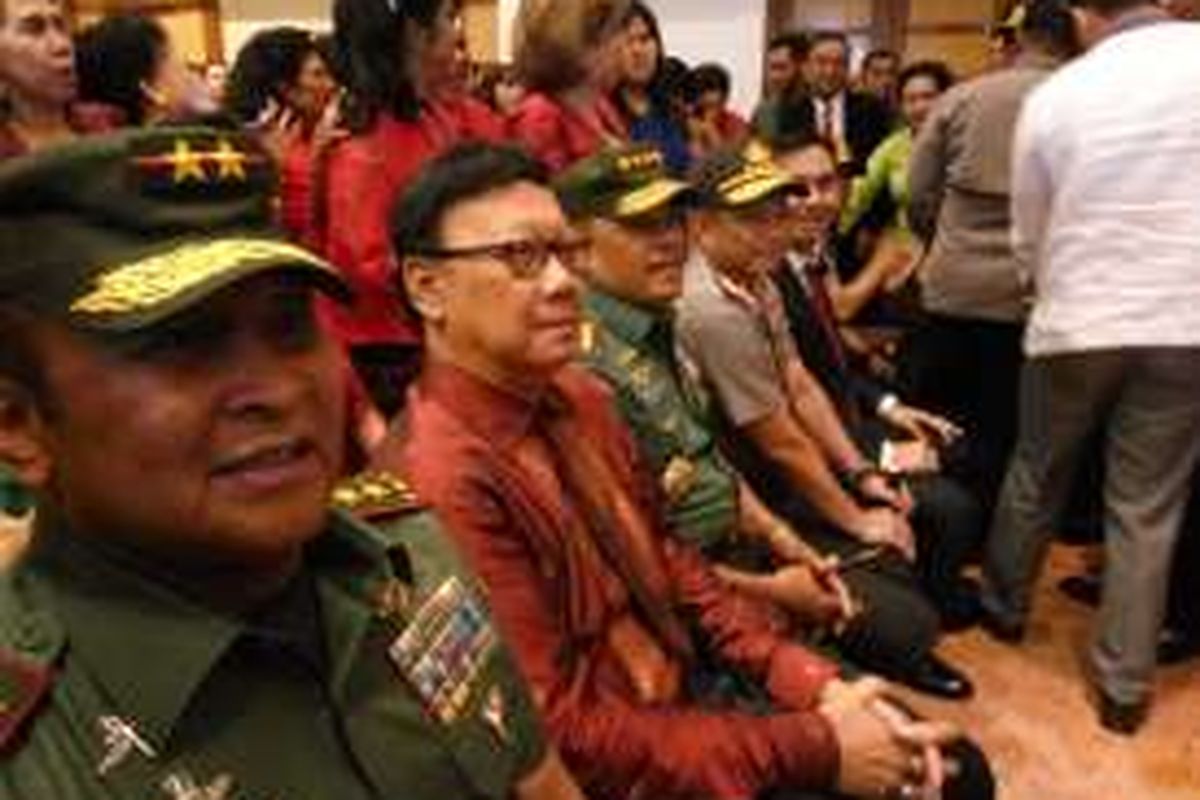 Pangdam Jaya Mayjen TNI Teddy Lhaksmana, Menteri Dalam Negeri Tjahjo Kumolo, Panglima TNI Jenderal Gatot Nurmantyo dan Kapolri Jenderal Tito Karnavian saat mrnyambangi HKBPI Menteng, Jakarta Pusat, Sabtu (24/12/2016). 