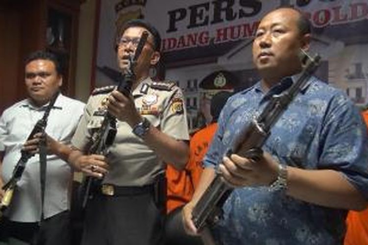 Kabid Humas Polda Aceh Kombes T Saladin (tengah) menunjukkan beberapa pucuk senjata api yang akan digunakan komplotan bandar narkoba untuk membebaskan seorang bandar sabu bernama Abdullah dari LP Kajhu, Aceh Besar, Jumat (11/9/2015). 