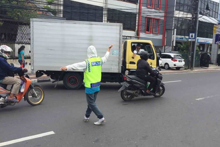 Para sukarelawan pengatur lalu lintas (supeltas) mulai bekerja di lima wilayah di Ibu Kota sejak Oktober 2017, Jumat (5/1/2018)