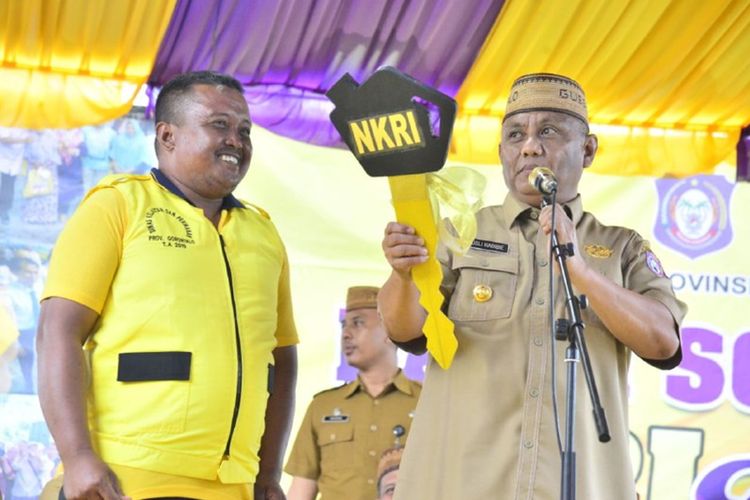 Gubernur Gorontalo Rusli Habibie saat berbincang dengan salah satu pedagang ikan keliling penerima bantuan sepeda motor berkotak pendingin pada Bakti Sosial NKRI Peduli di Kelurahan Kayubulan, Kecamatan Limboto, Kabupaten Gorontalo.