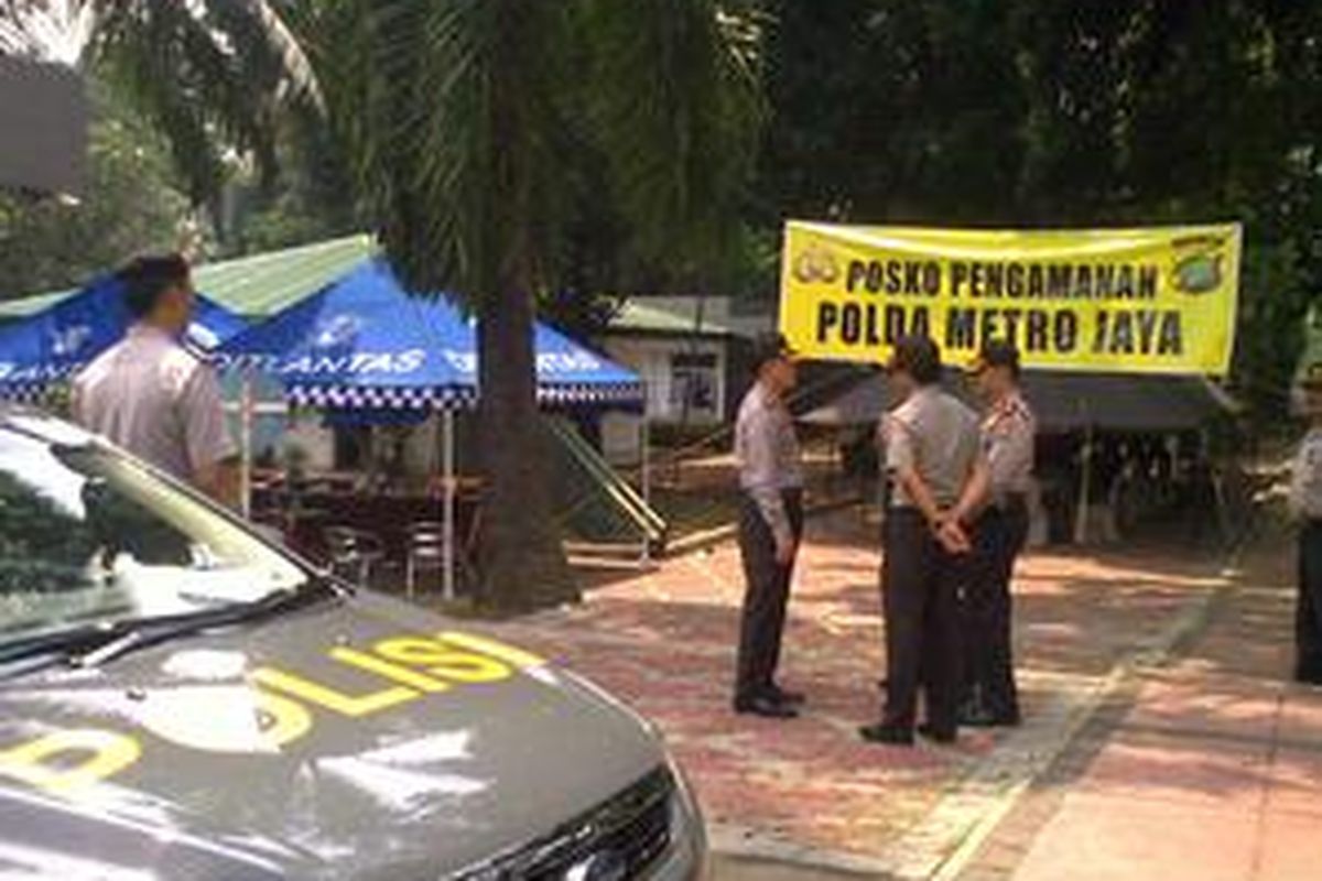 Sekitar 4.000 petugas akan dikerahkan untuk pengamanan acara pelantikan Presiden dan Wakil Presiden pada tanggal 20 Oktober mendatang. Sejumlah persiapan, termasuk pembangunan posko pengamanan dan gladi resik apel pengamanan sudah mulai dilakukan sejak hari ini, Sabtu (17/10).