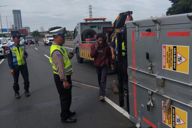 Truk boks terguling di tol Priok