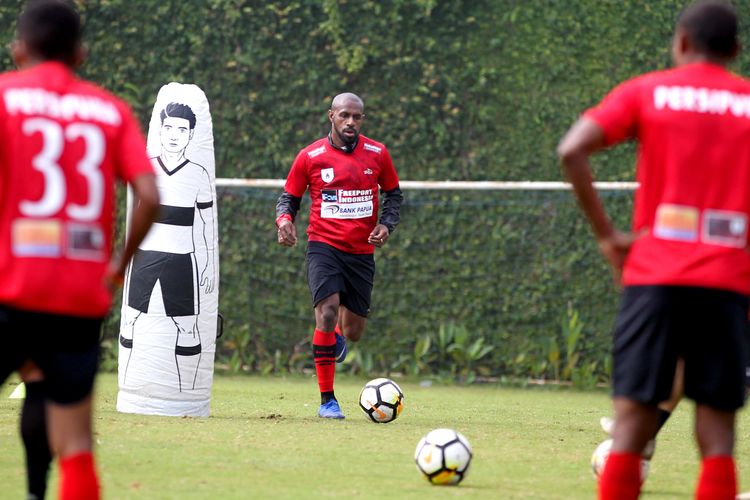 Pemain senior Persipura Jayapura, Boaz Salossa menggiring bola saat Training Center (TC) untuk persiapan liga musim 2020 di Lapangan Agrokusuma Batu, Jawa Timur, Senin (27/01/2020) pagi.  