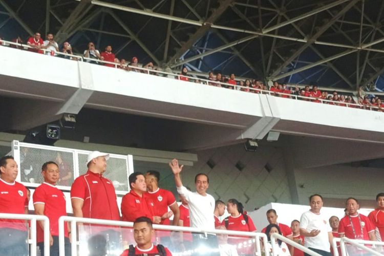 Presiden Joko Widodo saat menyapa masyarakat di sela-sela menonton laga Timnas Indonesia vs Filipina di Stadion Utama GBK, Senayan, Jakarta, Selasa (11/6/2024).