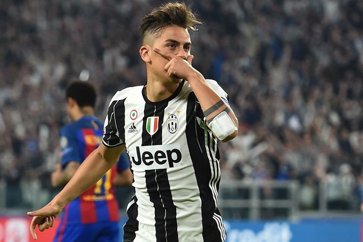 Penyerang Juventus, Paulo Dybala, merayakan golnya seusai membobol gawang Barcelona pada pertandingan pertama perempat final Liga Champions di Juventus Stadium, pada 11 April 2017.  