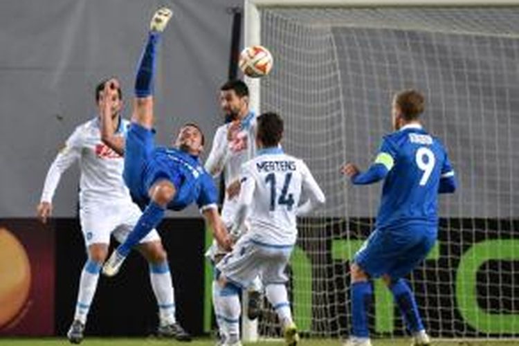 Striker Dinamo Moskow, Kevin Kuranyi, melepas tembakan salto saat menghadapi Napoli di leg kedua babak 16-besar Europa League, Kamis atau Jumat (20/3/2015) dini hari.