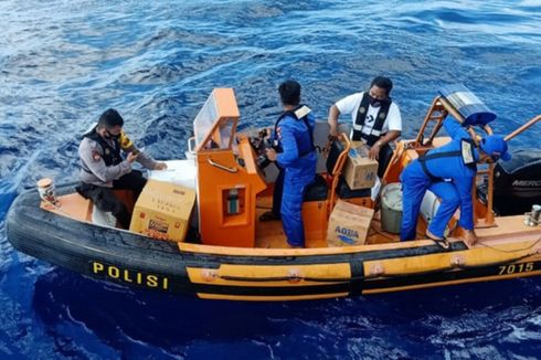 Kapal Polisi Bantu Distribusikan Logistik Pilkada ke Pulau Terluar di Sangihe
