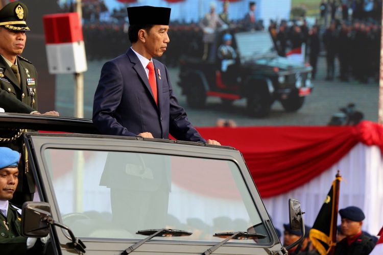 Presiden Joko Widodo meninjau pasukan saat upacara di Lapangan Silang Monas, Jakarta Pusat, Senin (10/7/2017). Upacara peringatan hari ulang tahun ke-71 Bhayangkara melibatkan 2.408 personel gabungan dari Polri, TNI, instansi terkait, hingga organisasi Pramuka. 