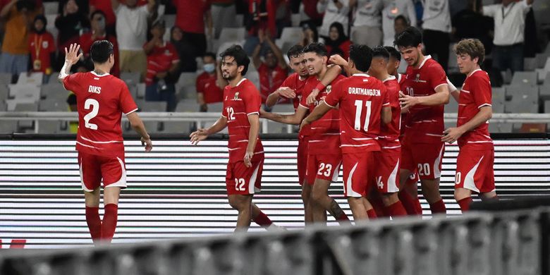 Pesepak bola Timnas Indonesia Justin Hubner (keempat kiri) merayakan gol yang dicetaknya ke gawang Timnas Oman dalam laga FIFA Match Day di Stadion Utama Gelora Bung Karno (SUGBK), Senayan, Jakarta, Jumat (5/6/2026). ANTARA FOTO/Aditya Pradana Putra/bar