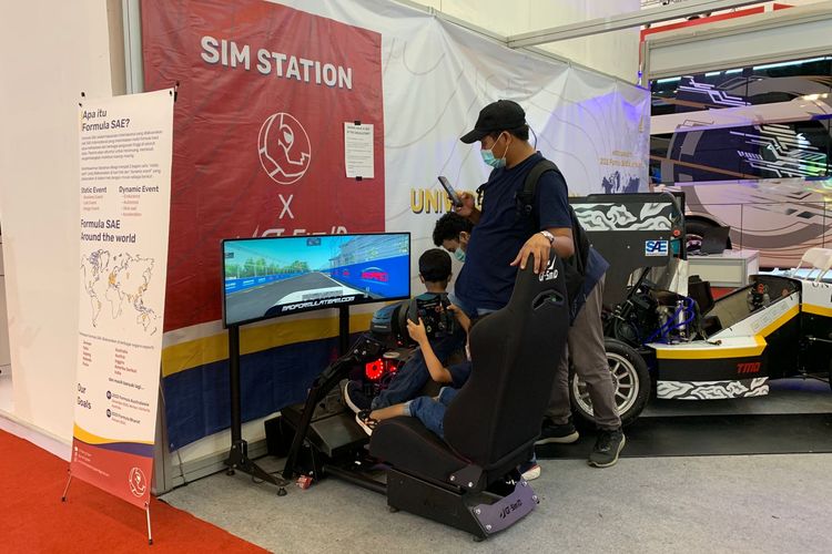 Ilustrasi simulator racing di booth UI Racing Team pada ajang GIIAS 2022