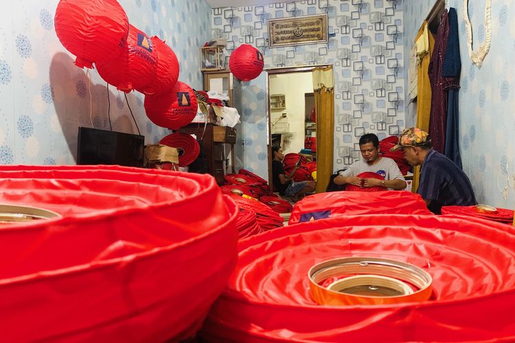 Jelang Tahun Baru Imlek 2025 sejumlah perajin sedang membuat lampion pesanan di Jodipan Kota Malang, Jawa Timur, Selasa (21/1/2025) siang. 