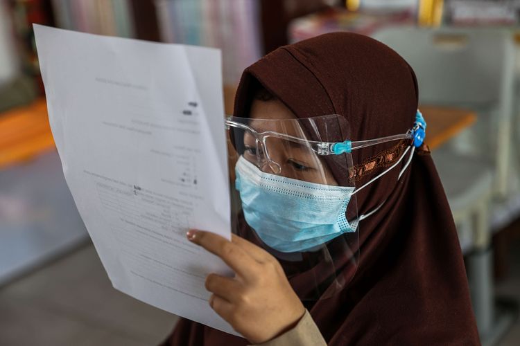 Sejumlah murid mengikuti uji coba pembelajaran tatap muka di SDN 03 Palmerah, Jakarta Barat, Rabu (7/4/2021). Pemprov DKI Jakarta melakukan uji coba pembelajaran tatap muka terbatas di 85 sekolah dari jenjang SD hingga SMA mulai 7 April hingga 29 April 2021 dengan kapasitas dalam ruangan maksimum 50 persen dan penerapan protokol kesehatan yang ketat.