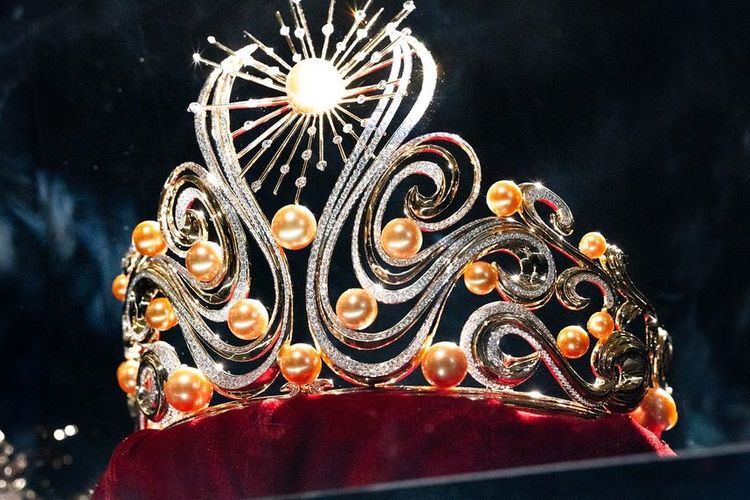 Makna Mendalam di Balik Mahkota Miss Universe, Lumière de l’Infini